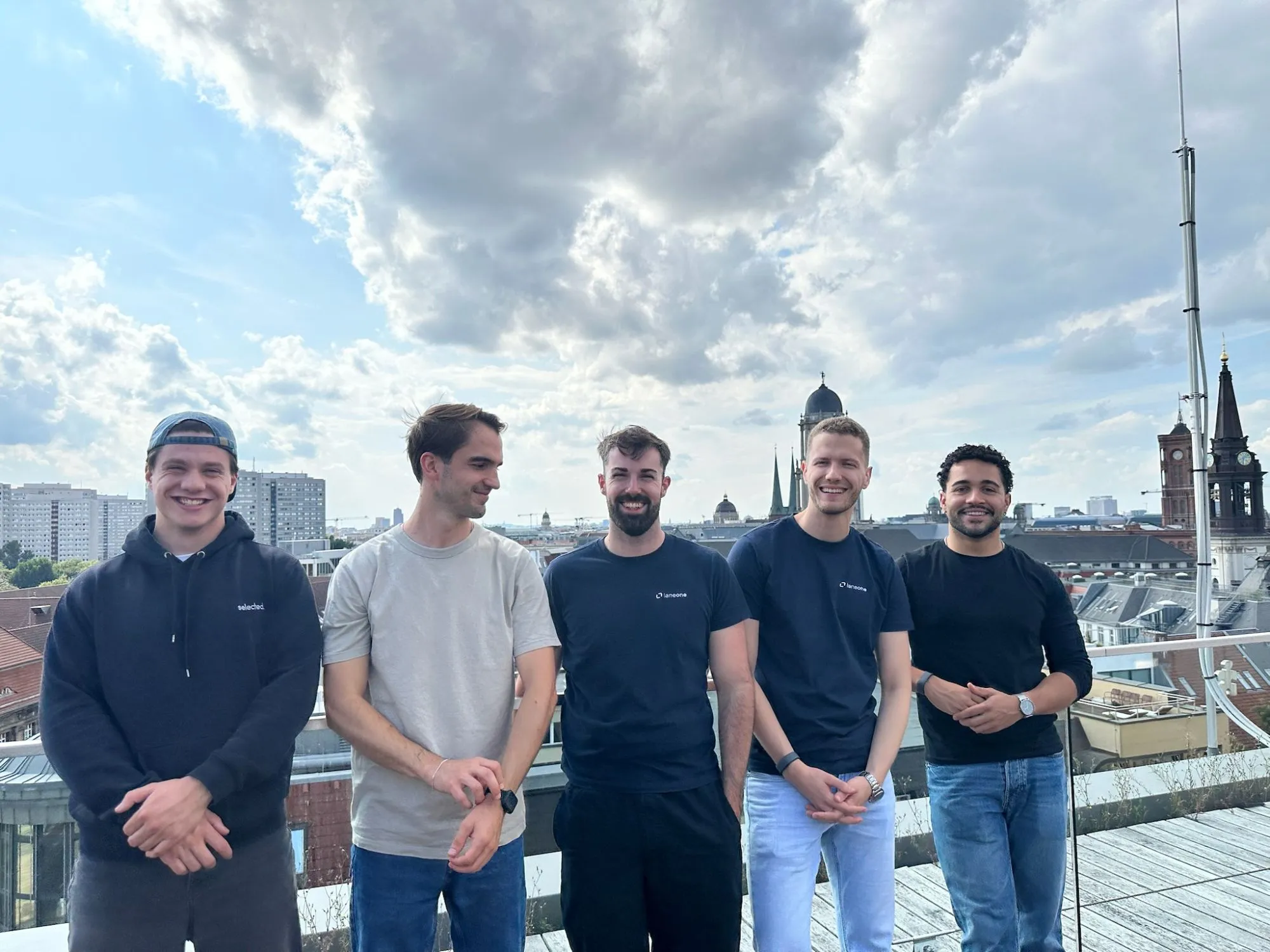 Das Lane-One-Team auf einer Dachterrasse in Berlin-Mitte